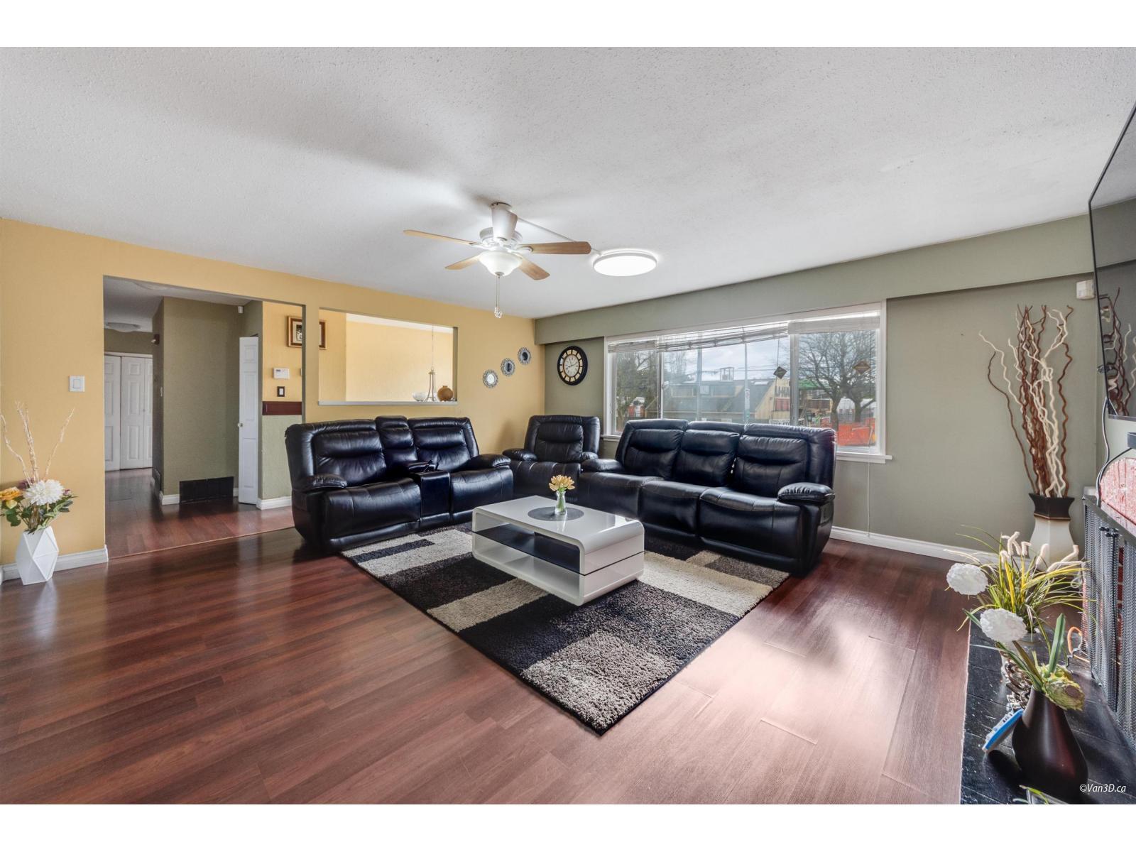 13553 84 Avenue, Surrey, BC - Indoor Photo Showing Living Room