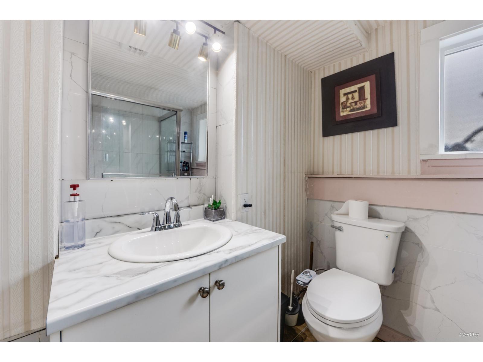 13553 84 Avenue, Surrey, BC - Indoor Photo Showing Bathroom