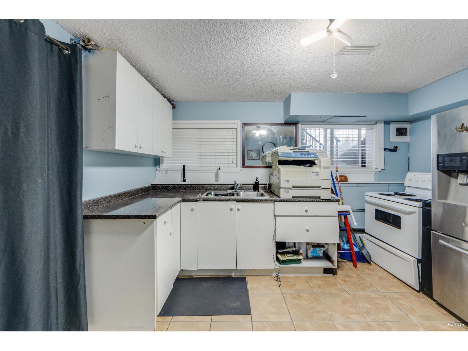13553 84 Avenue, Surrey, BC - Indoor Photo Showing Kitchen With Double Sink
