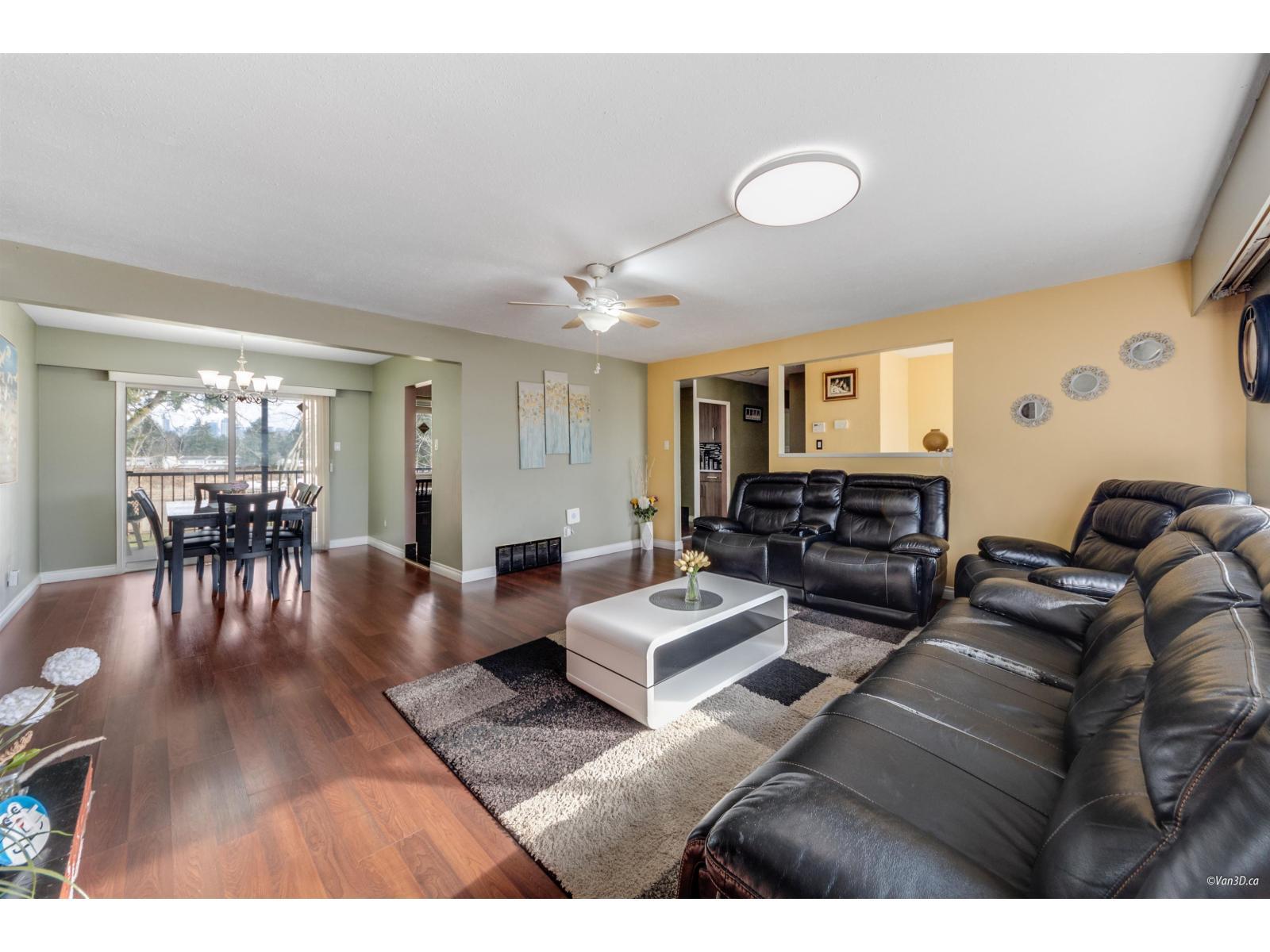 13553 84 Avenue, Surrey, BC - Indoor Photo Showing Living Room