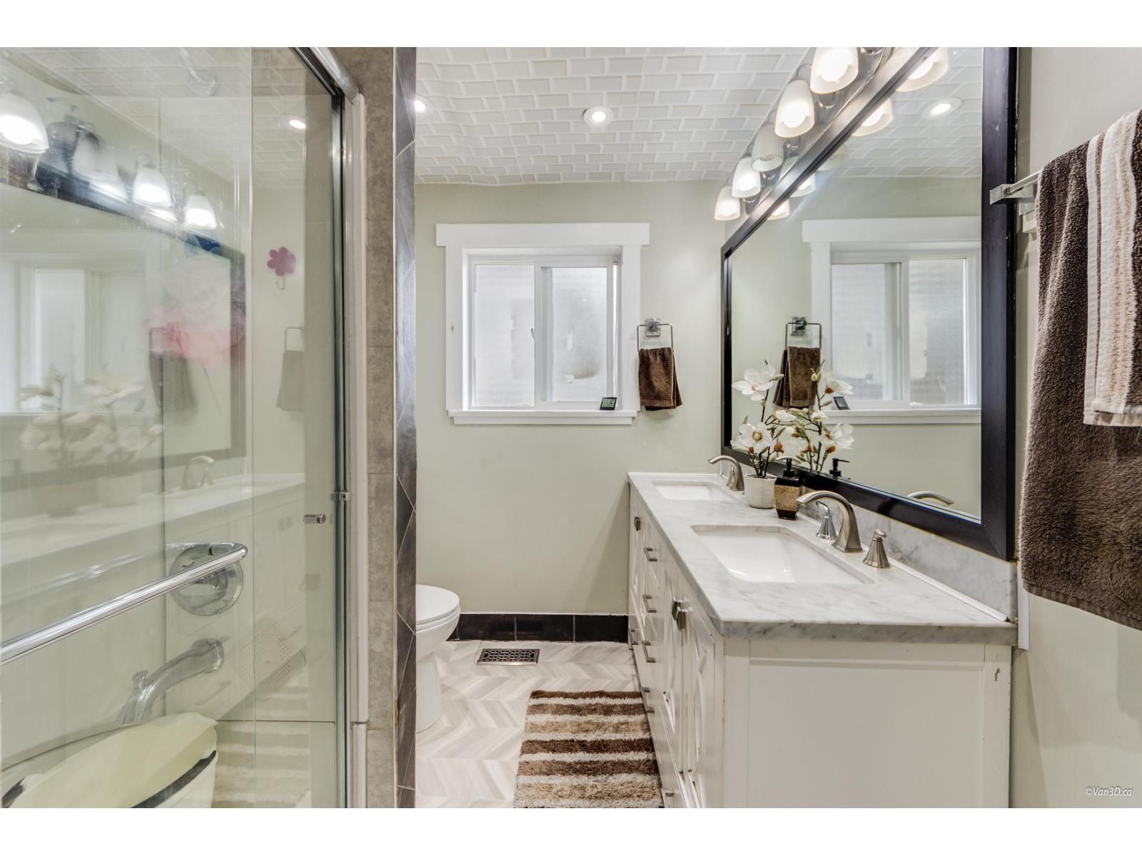 13553 84 Avenue, Surrey, BC - Indoor Photo Showing Bathroom