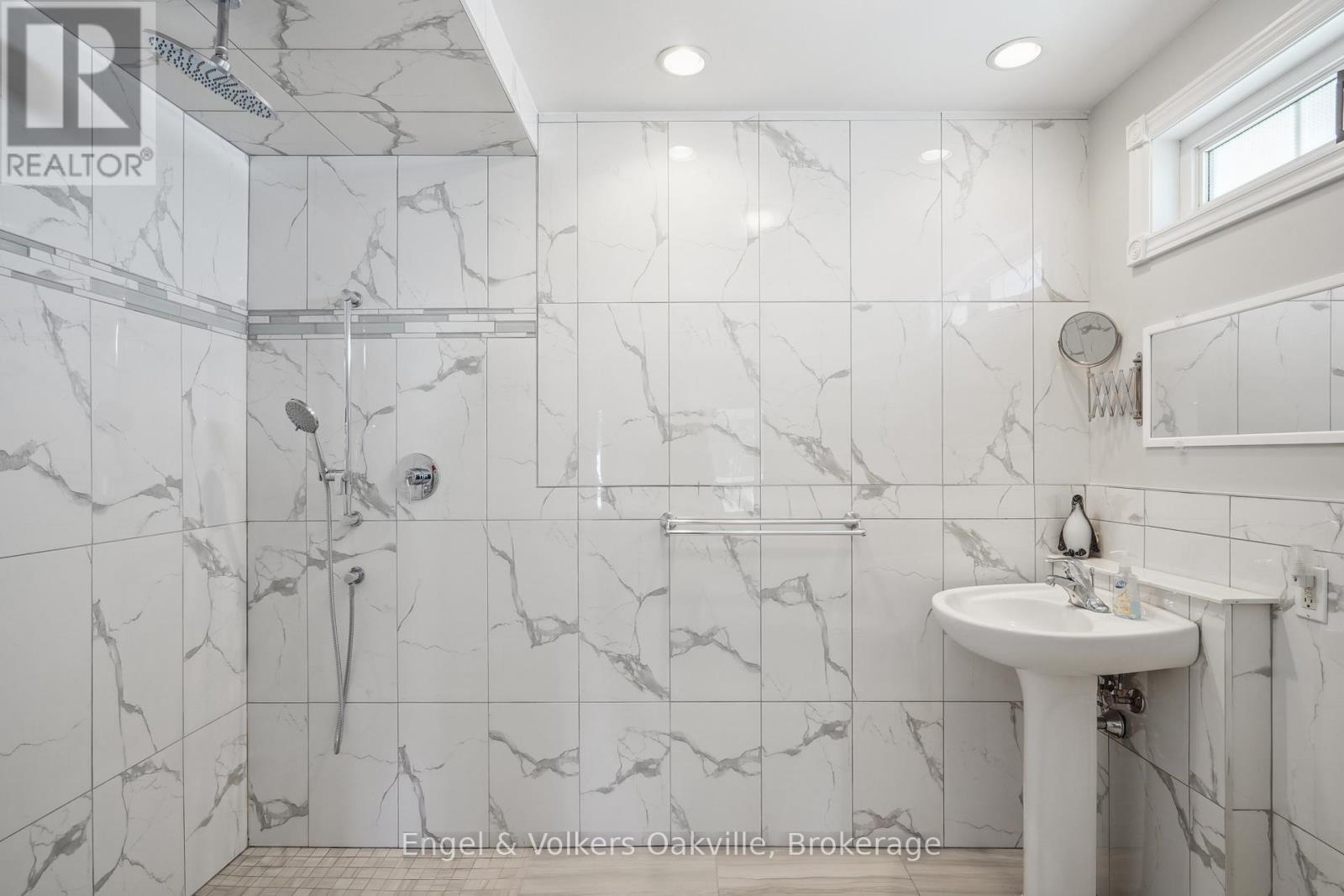 Walk in Bathroom - 339 Wellbrook Avenue, Welland (Prince Charles), ON - Indoor Photo Showing Bathroom