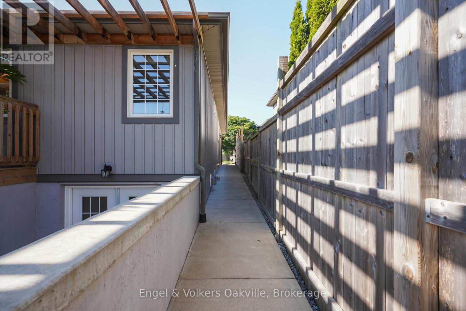 Side Access - 339 Wellbrook Avenue, Welland (Prince Charles), ON - Outdoor