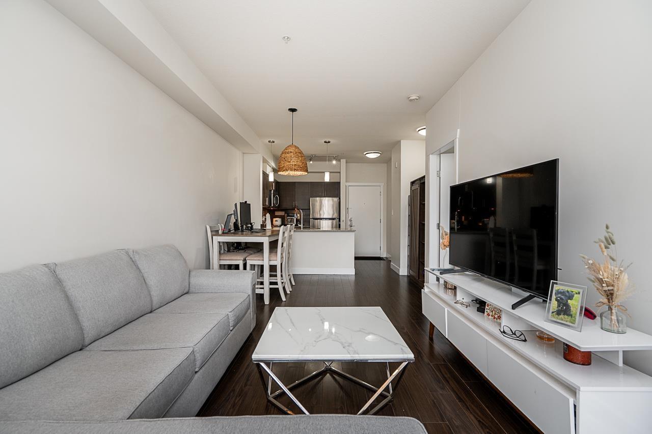 215 13468 King George Boulevard, Surrey, BC - Indoor Photo Showing Living Room