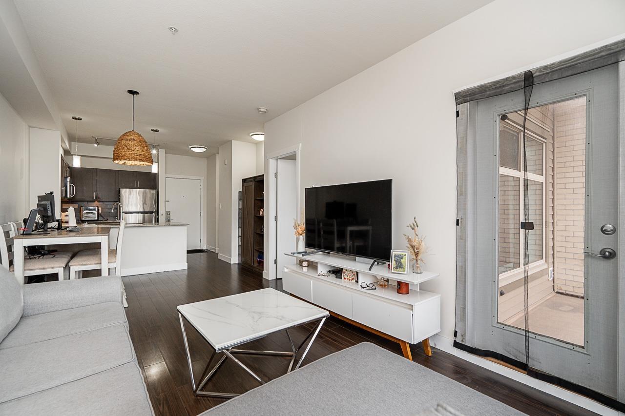 215 13468 King George Boulevard, Surrey, BC - Indoor Photo Showing Living Room