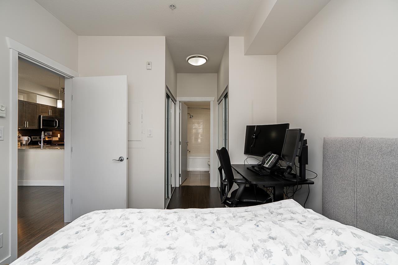 215 13468 King George Boulevard, Surrey, BC - Indoor Photo Showing Bedroom