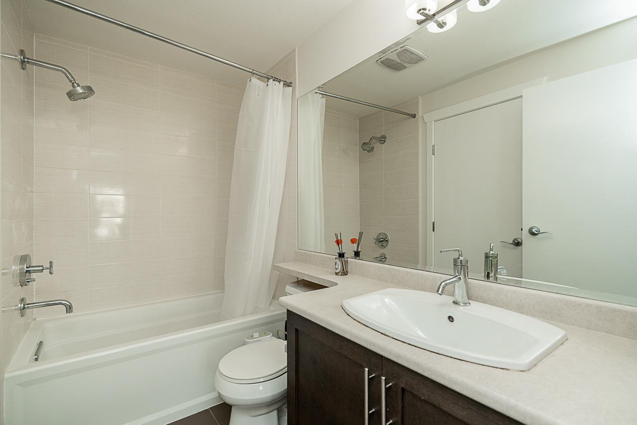 215 13468 King George Boulevard, Surrey, BC - Indoor Photo Showing Bathroom