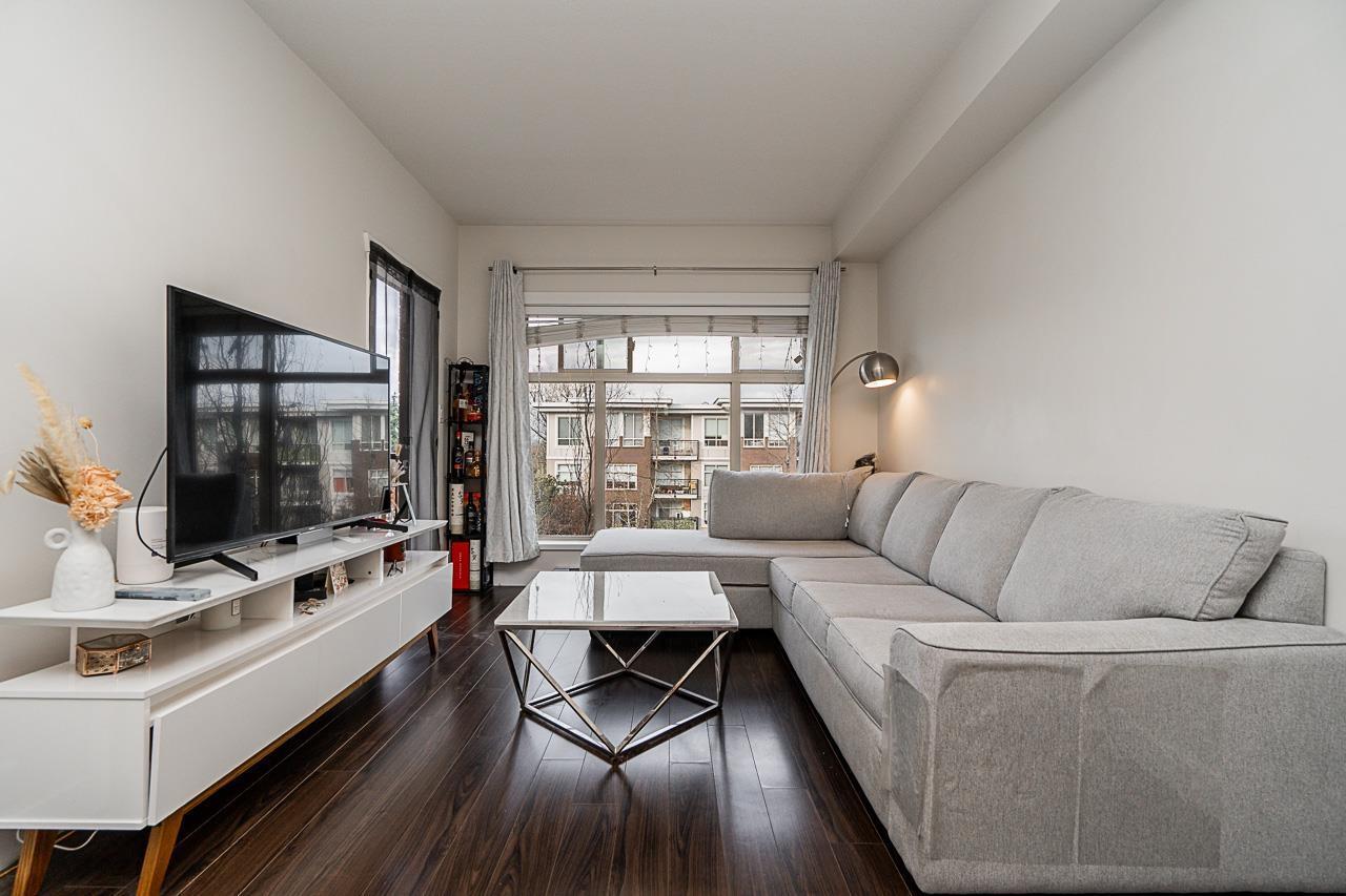 215 13468 King George Boulevard, Surrey, BC - Indoor Photo Showing Living Room