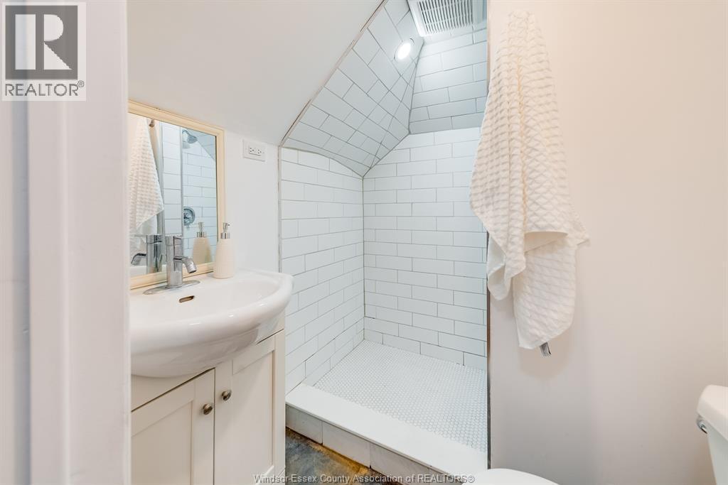 961 Ouellette Avenue Unit# 4, Windsor, ON - Indoor Photo Showing Bathroom