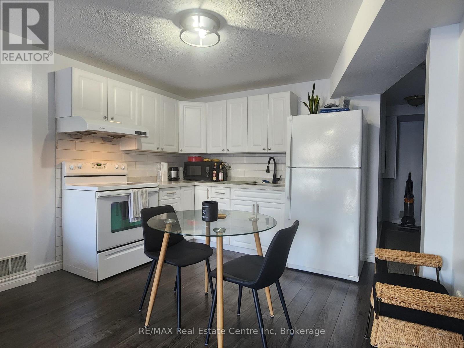 17 Boulder Crescent, Guelph (Clairfields/Hanlon Business Park), ON - Indoor Photo Showing Kitchen