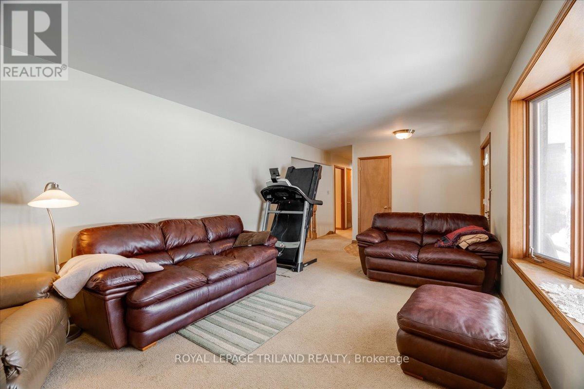 22775 Dogwood Road, Southwest Middlesex, ON - Indoor Photo Showing Living Room