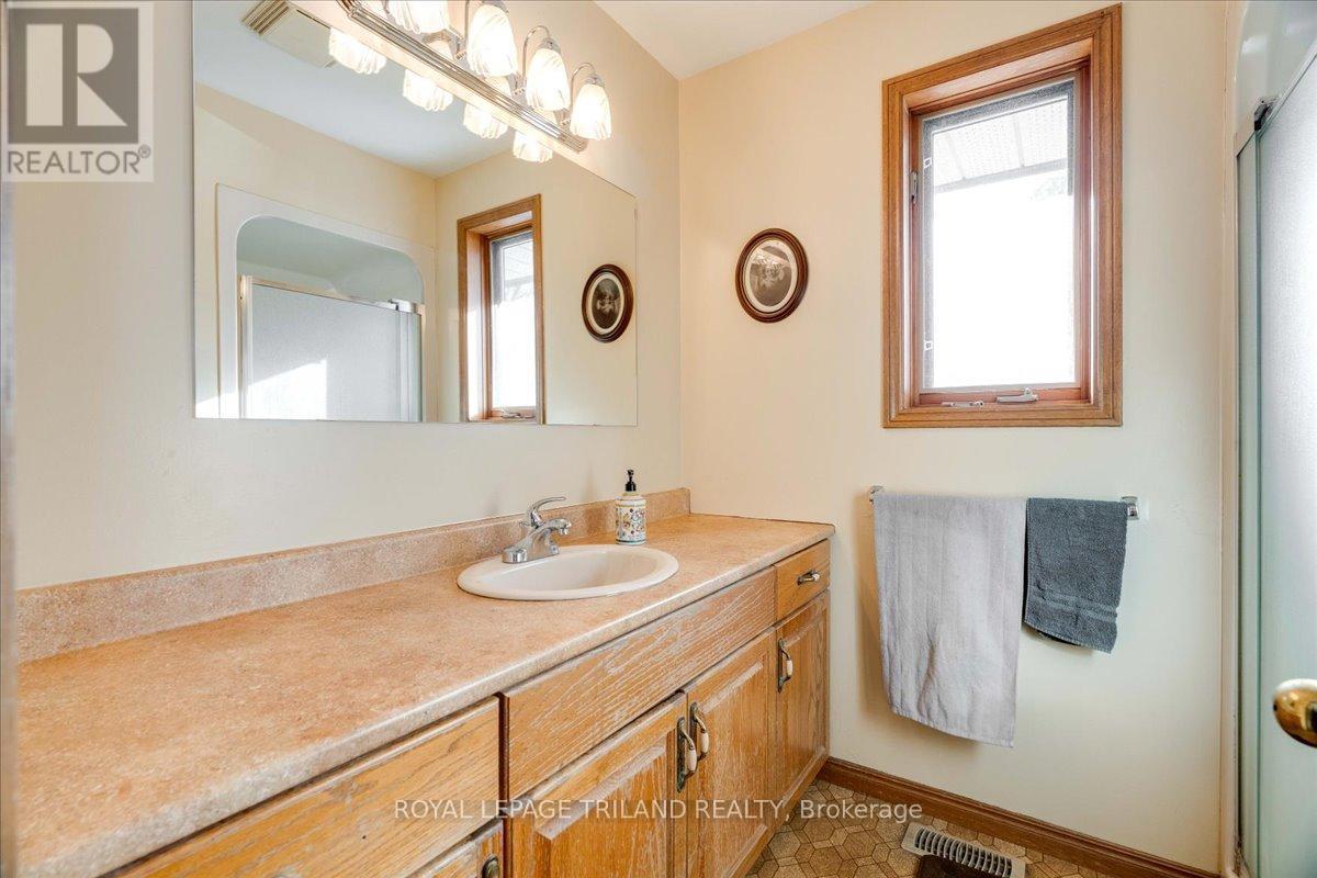 22775 Dogwood Road, Southwest Middlesex, ON - Indoor Photo Showing Bathroom