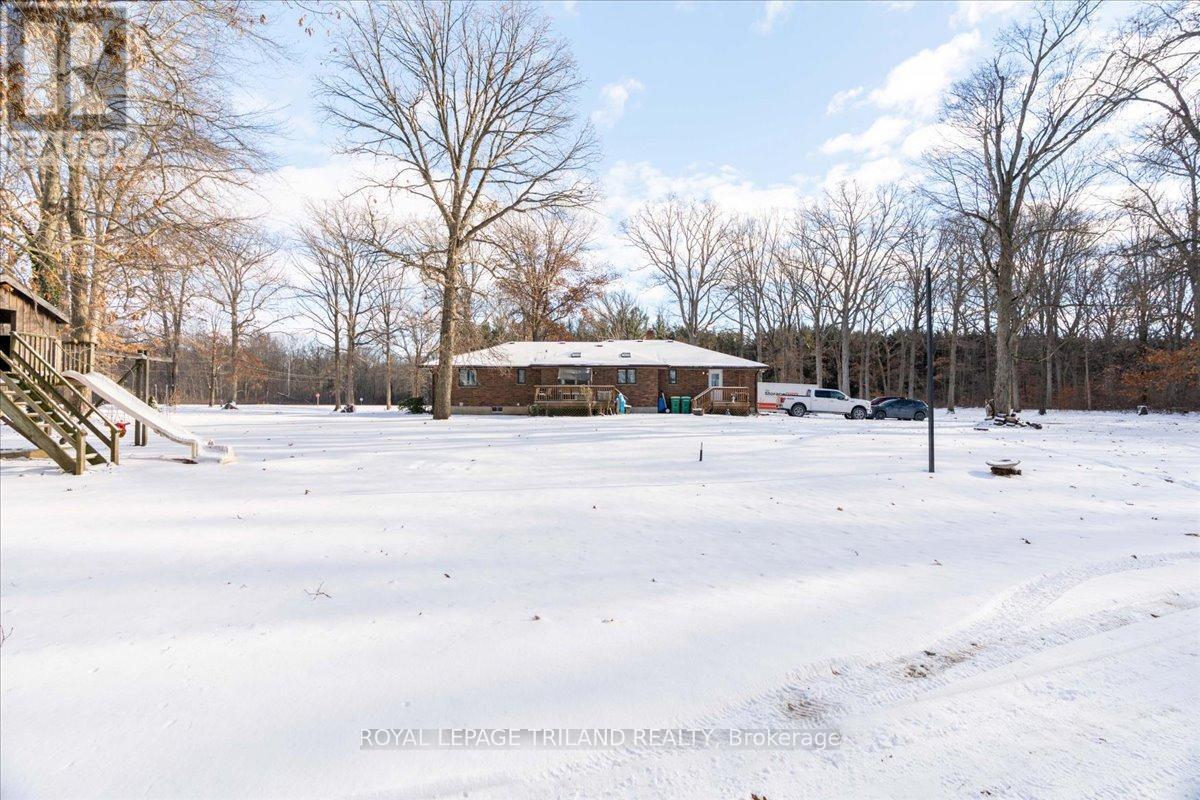 22775 Dogwood Road, Southwest Middlesex, ON - Outdoor