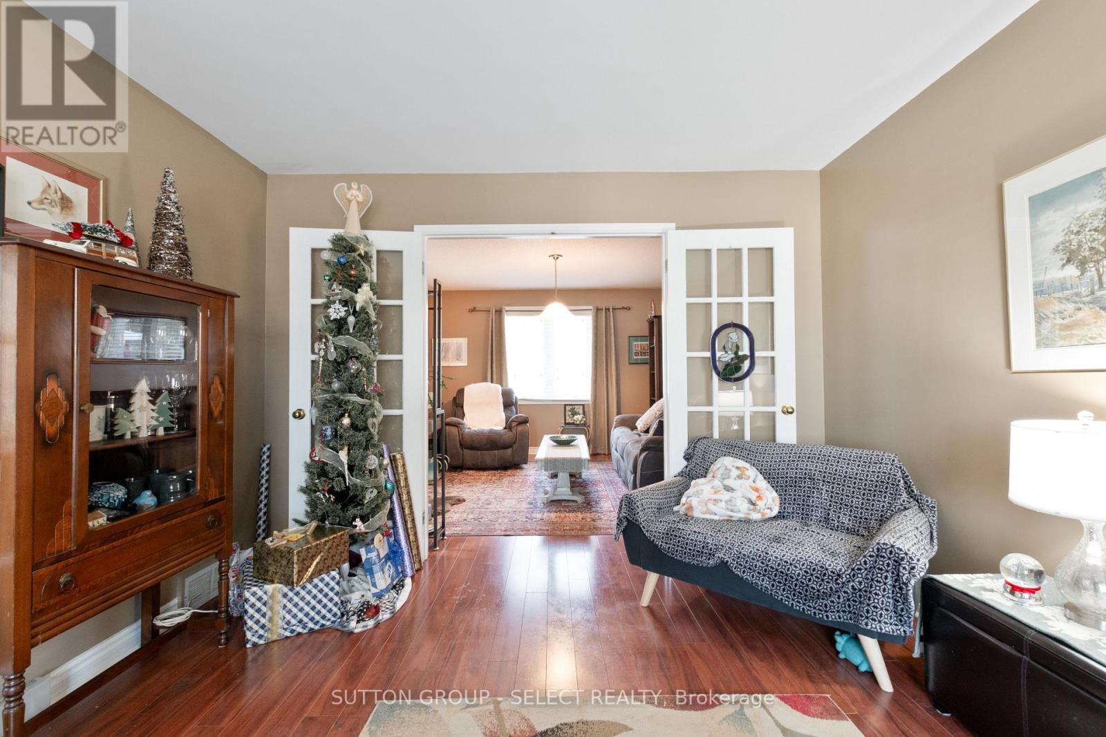 97 Tiner Avenue, Thames Centre (Dorchester), ON - Indoor Photo Showing Living Room