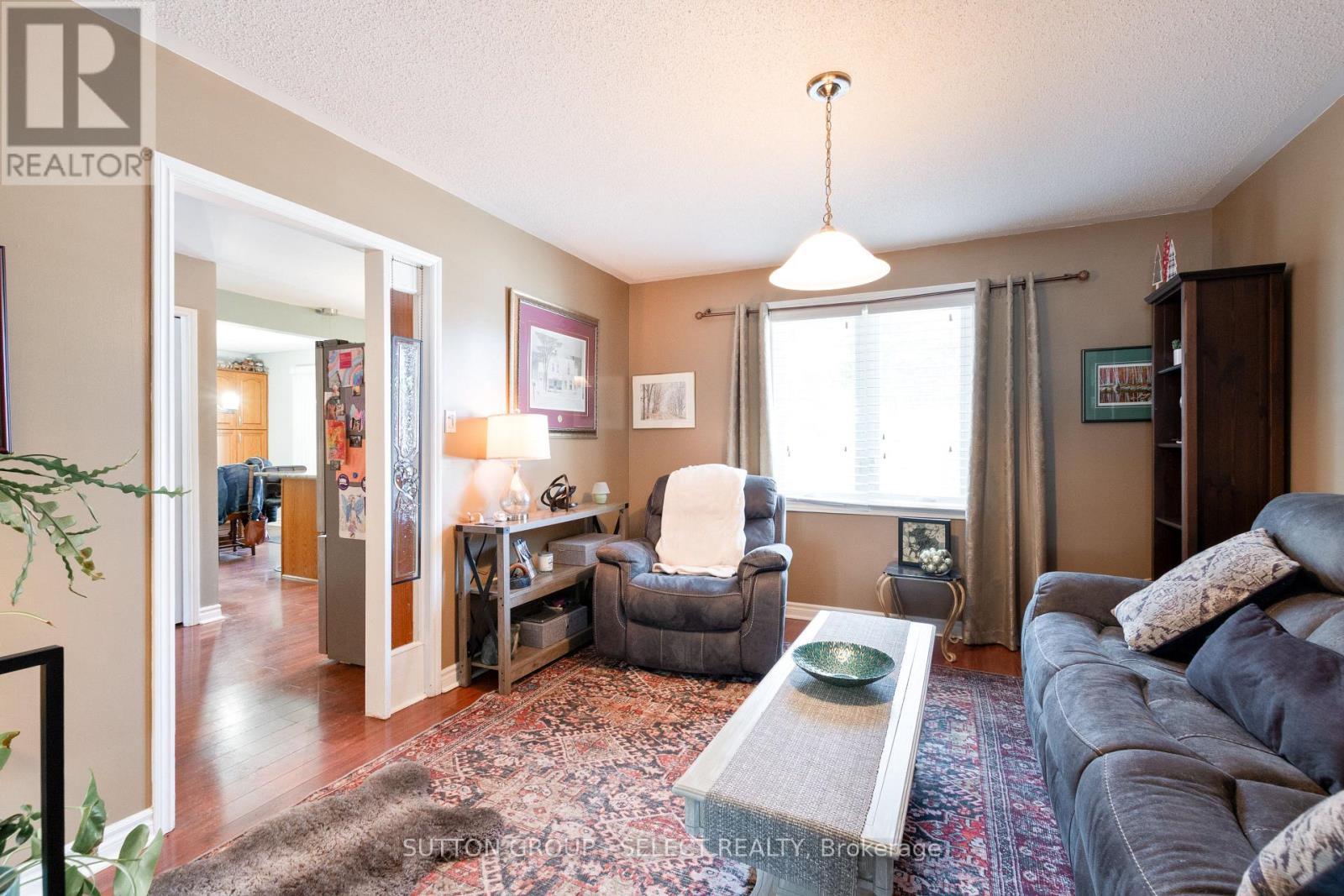 97 Tiner Avenue, Thames Centre (Dorchester), ON - Indoor Photo Showing Living Room