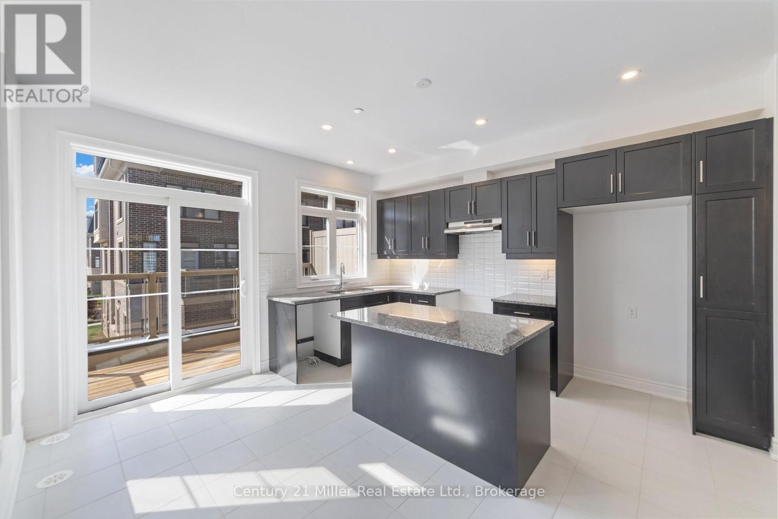 43 - 2140 Trafalgar Road, Oakville (Ro River Oaks), ON - Indoor Photo Showing Kitchen With Upgraded Kitchen