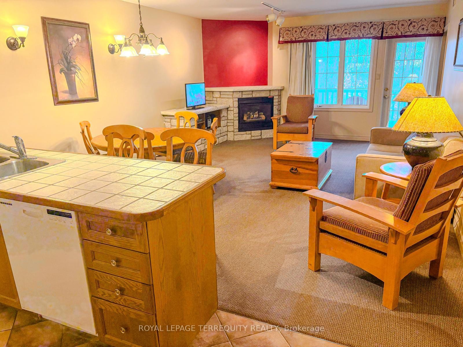 2328-90 Highland Drive, Oro-Medonte, ON - Indoor With Fireplace