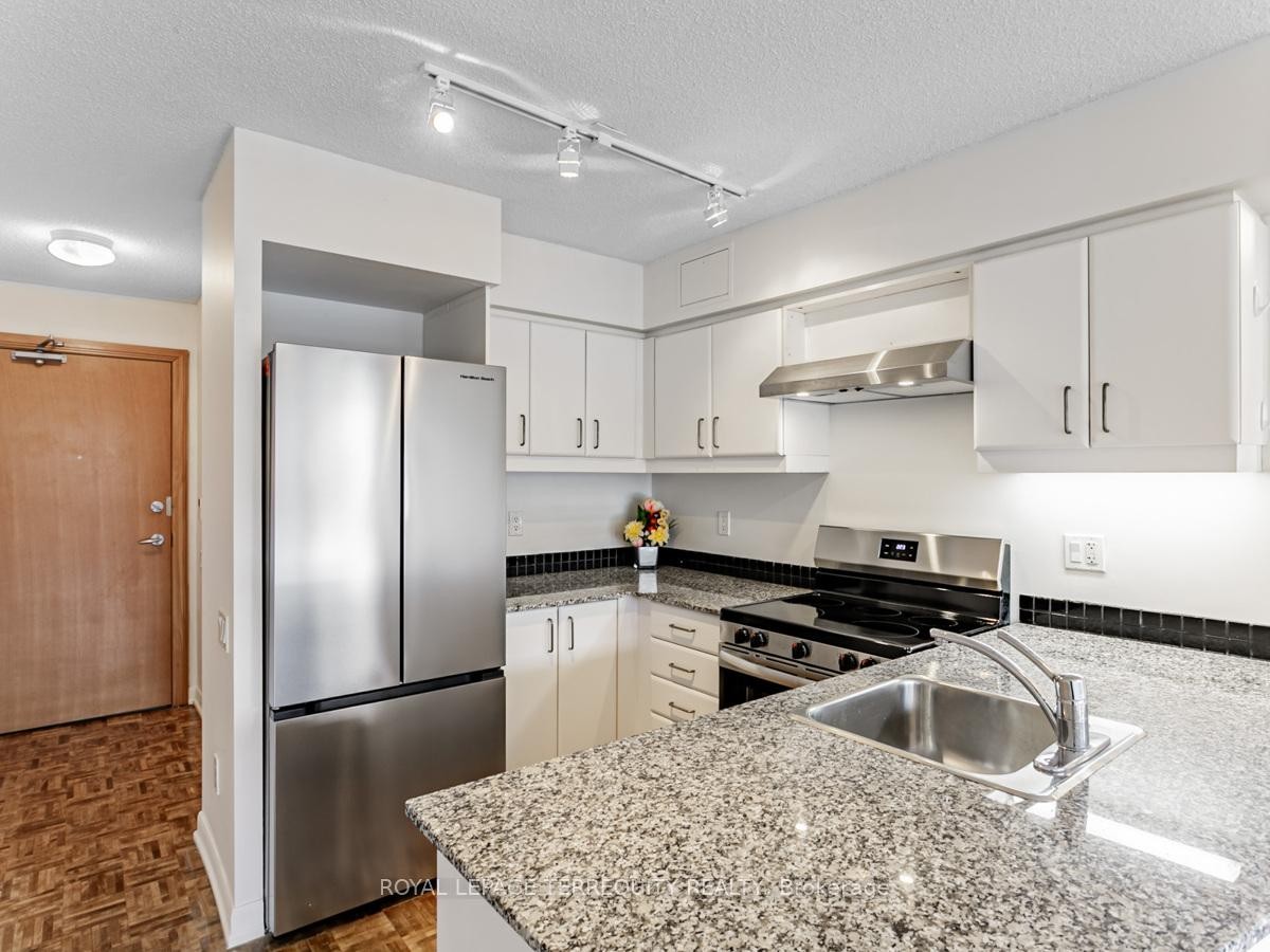 1111-33 Sheppard Avenue E, Toronto, ON - Indoor Photo Showing Kitchen With Stainless Steel Kitchen With Upgraded Kitchen
