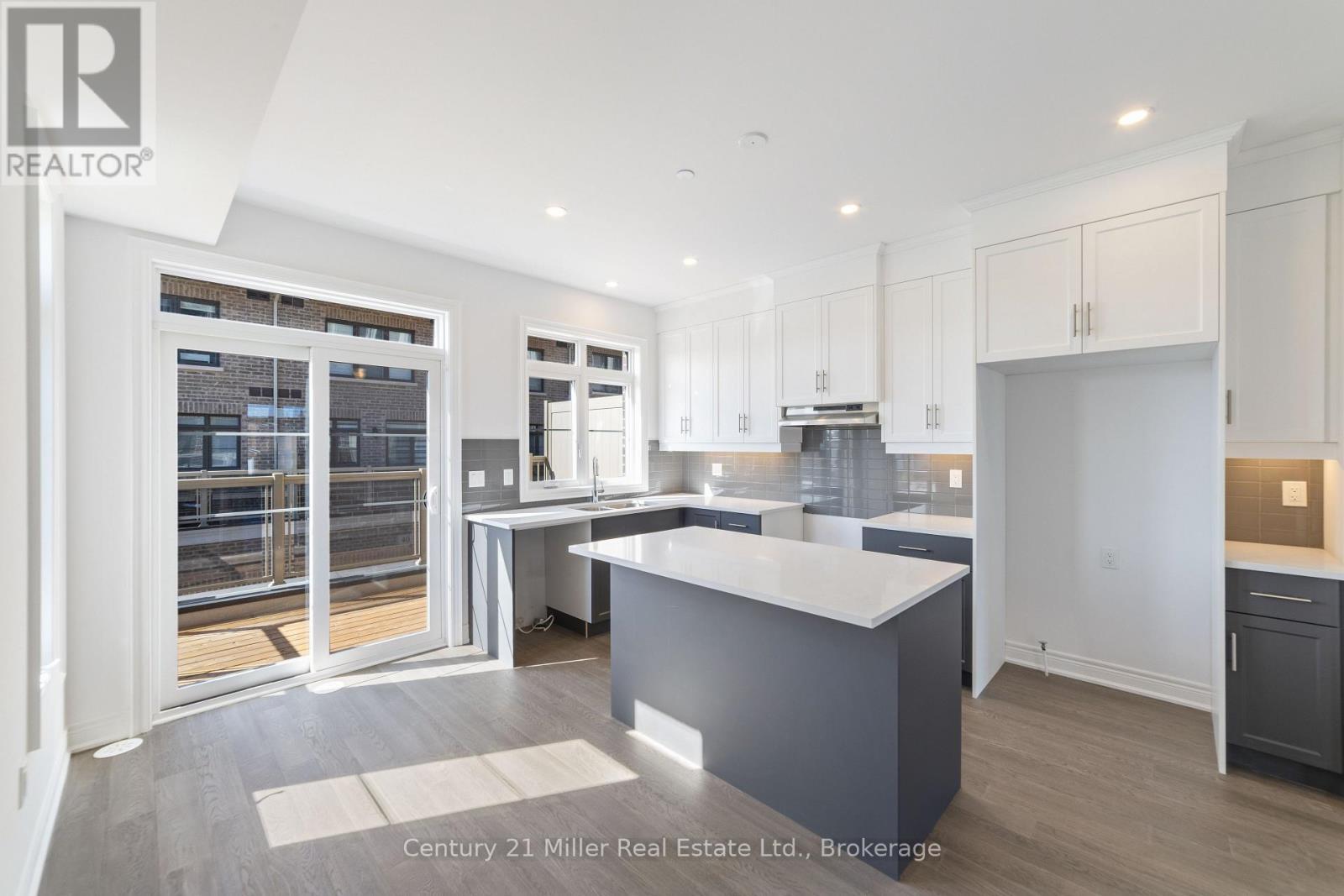 42 - 2140 Trafalgar Road, Oakville (Ro River Oaks), ON - Indoor Photo Showing Kitchen With Upgraded Kitchen