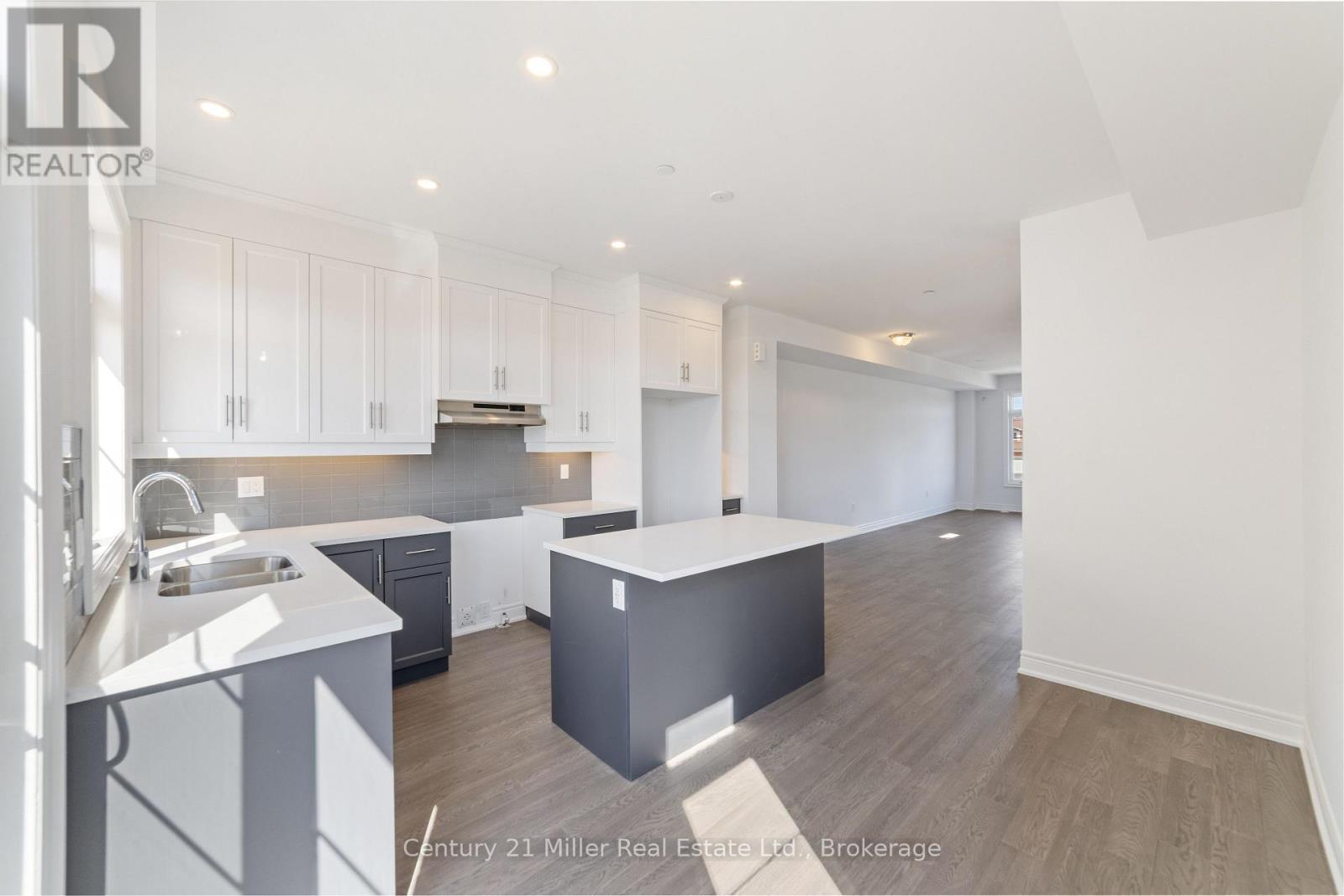 42 - 2140 Trafalgar Road, Oakville (Ro River Oaks), ON - Indoor Photo Showing Kitchen With Double Sink