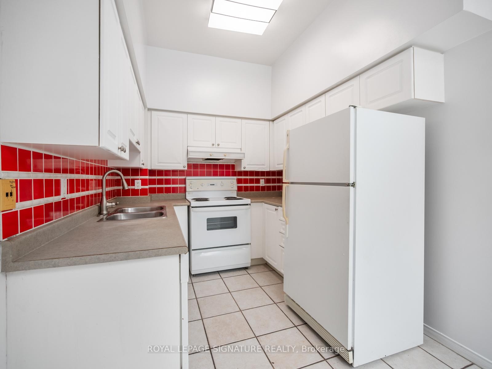 102-5 Emerald Lane, Vaughan, ON - Indoor Photo Showing Kitchen With Double Sink