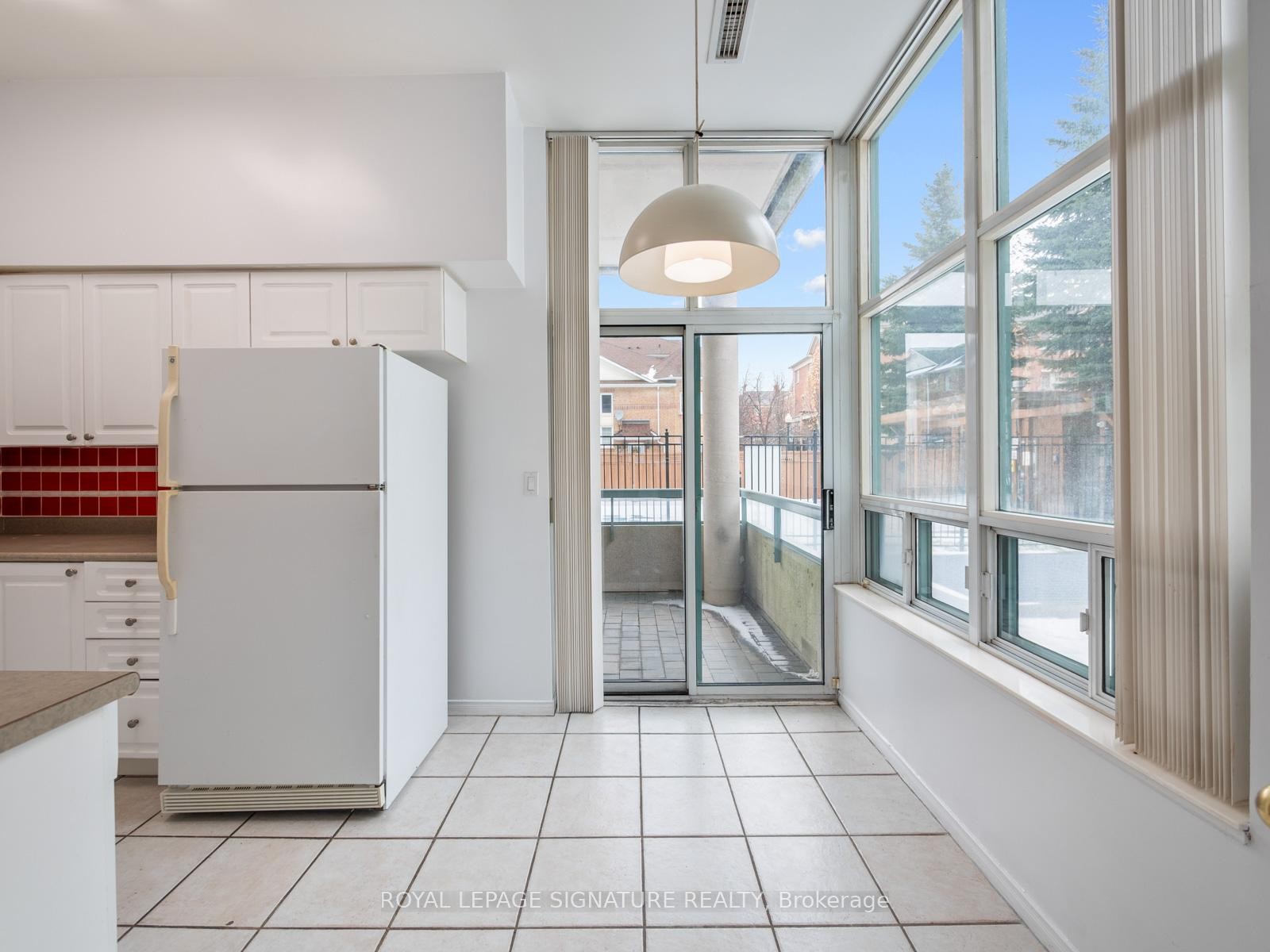 102-5 Emerald Lane, Vaughan, ON - Indoor Photo Showing Kitchen