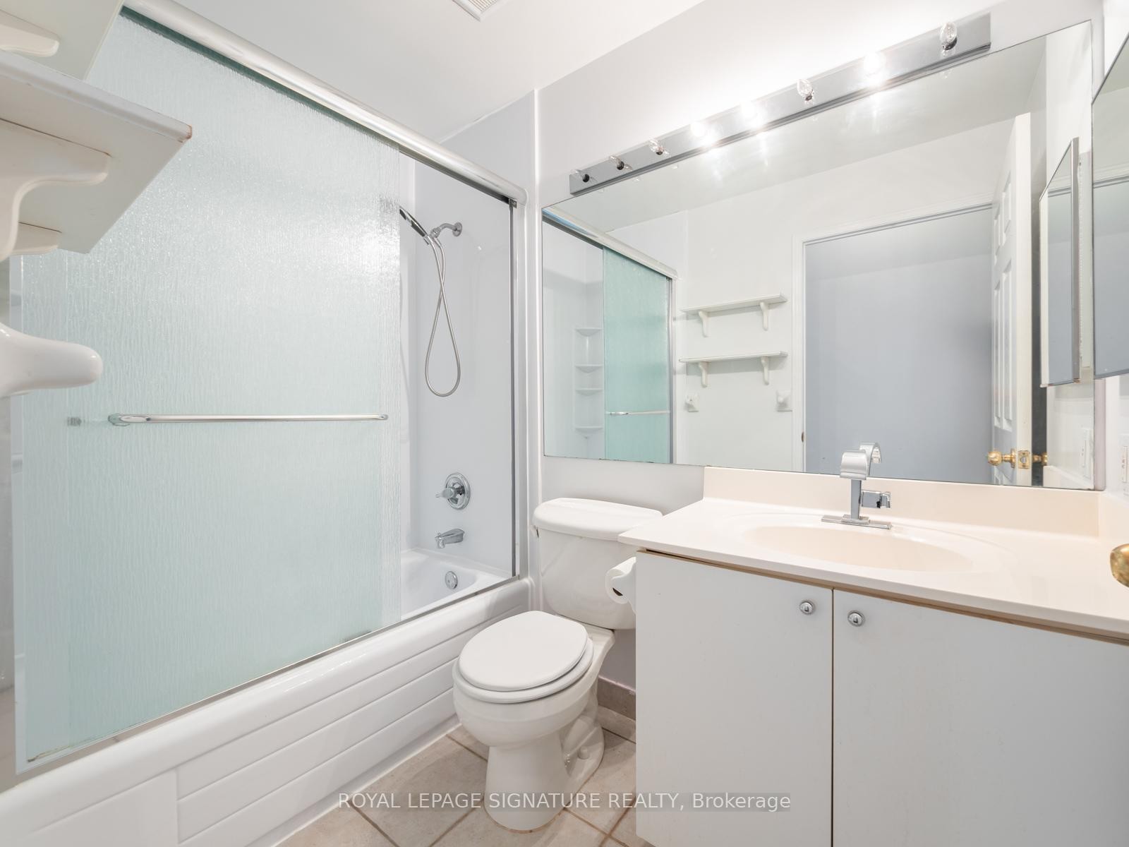 102-5 Emerald Lane, Vaughan, ON - Indoor Photo Showing Bathroom