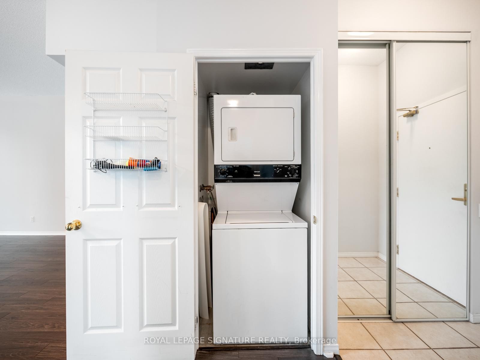 102-5 Emerald Lane, Vaughan, ON - Indoor Photo Showing Laundry Room
