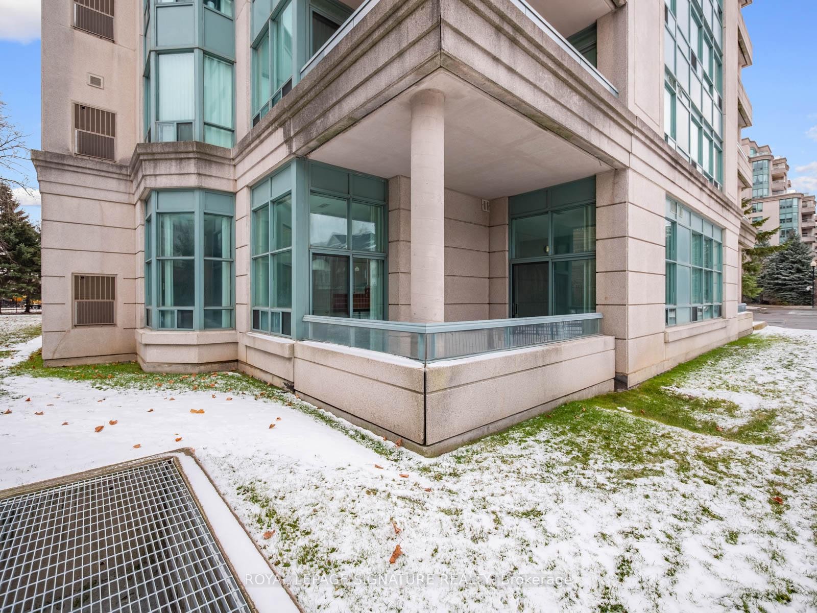 102-5 Emerald Lane, Vaughan, ON - Outdoor