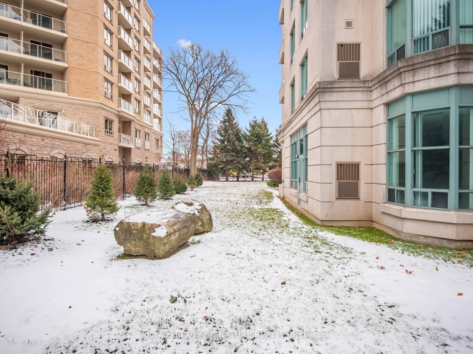 102-5 Emerald Lane, Vaughan, ON - Outdoor