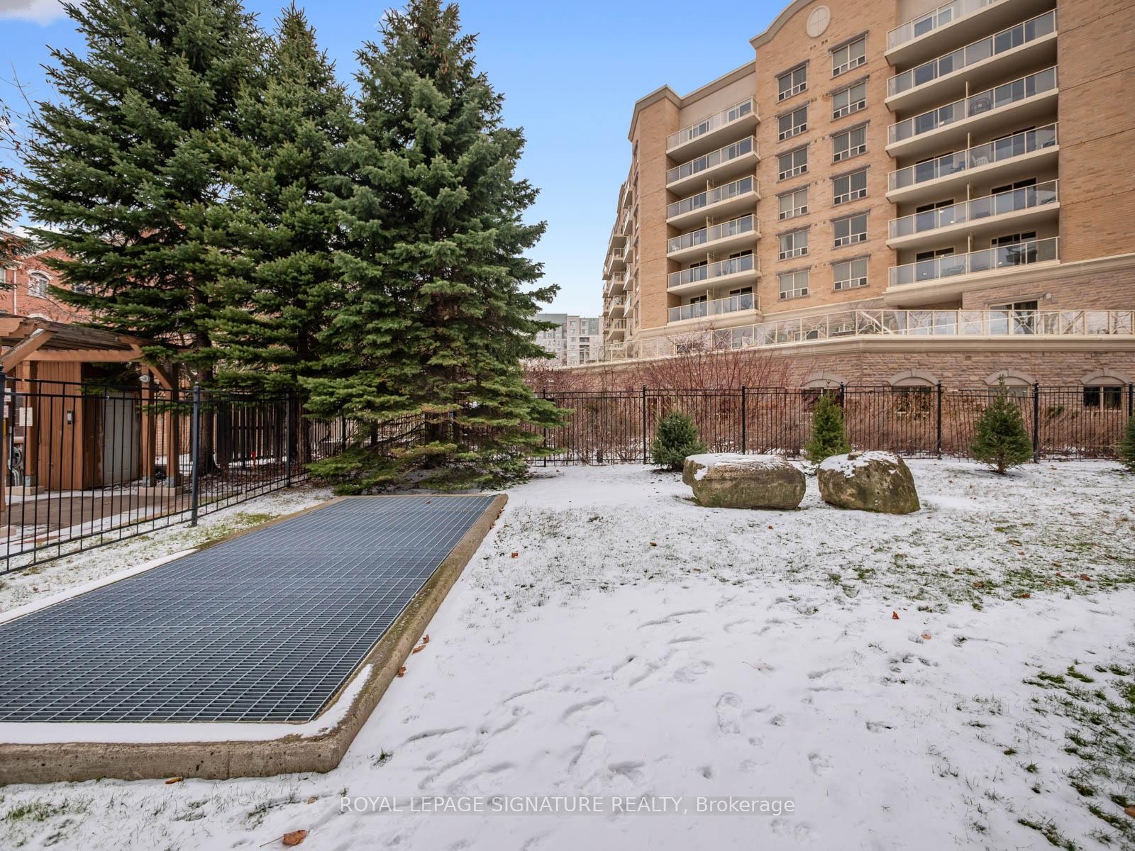 102-5 Emerald Lane, Vaughan, ON - Outdoor
