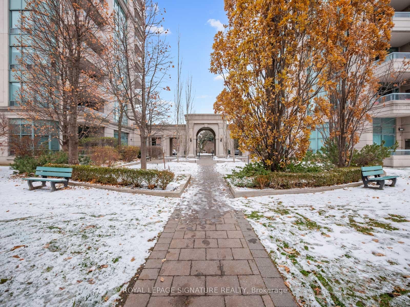 102-5 Emerald Lane, Vaughan, ON - Outdoor