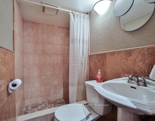 Lower-943 Blairholm Avenue, Mississauga, ON