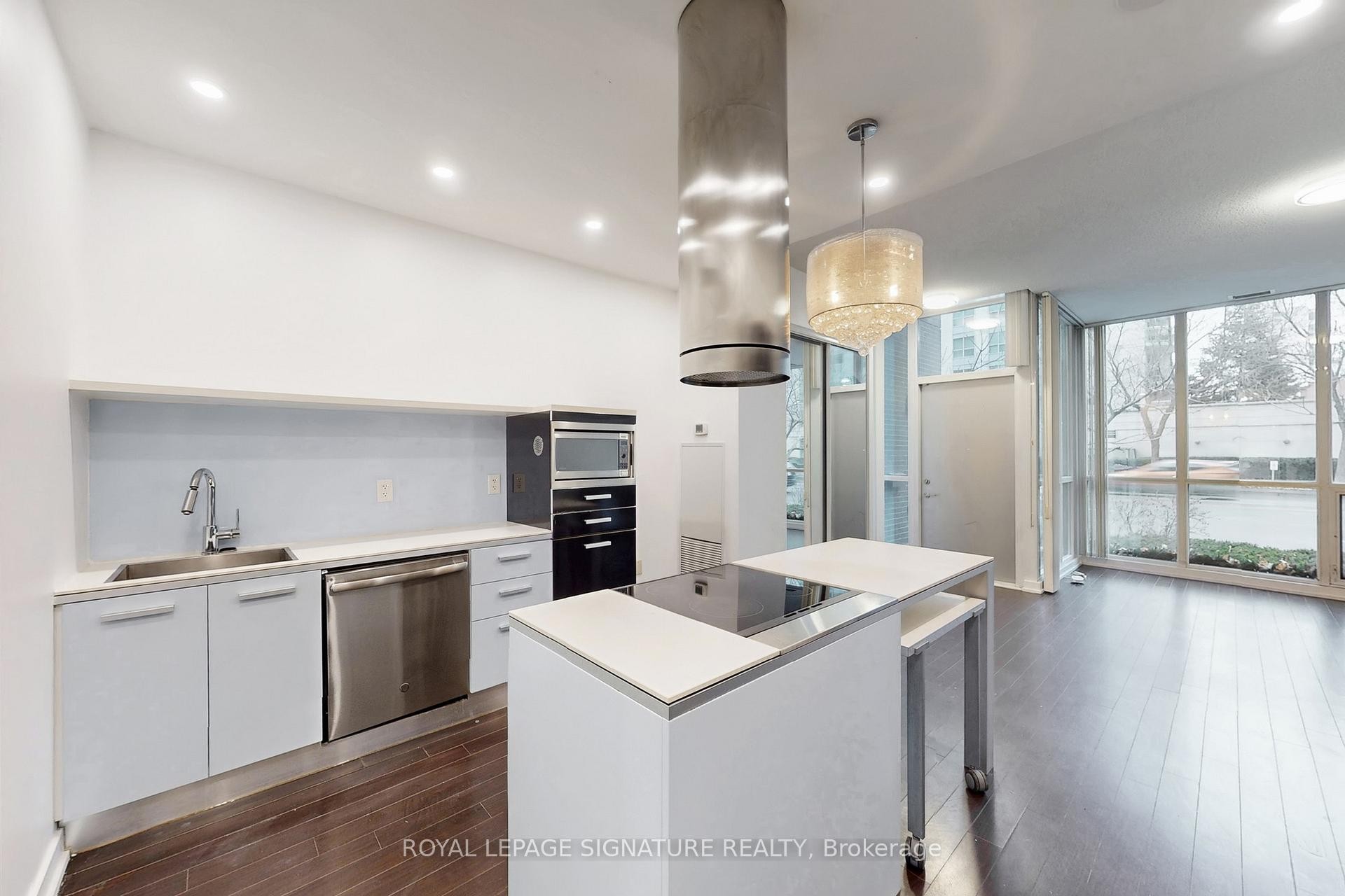 G07-38 Dan Leckie Way, Toronto, ON - Indoor Photo Showing Kitchen