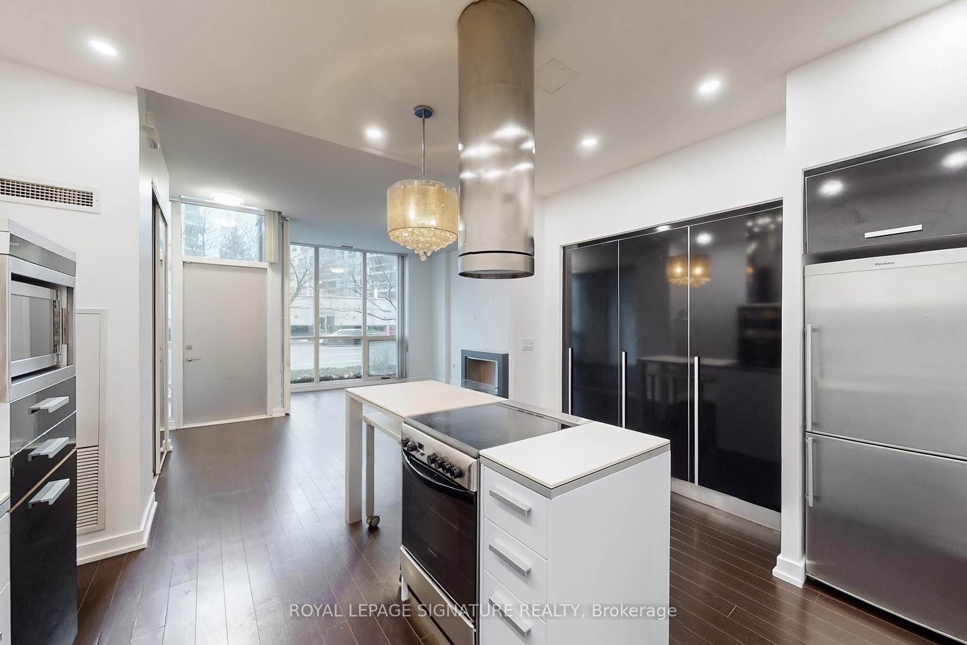 G07-38 Dan Leckie Way, Toronto, ON - Indoor Photo Showing Kitchen With Upgraded Kitchen