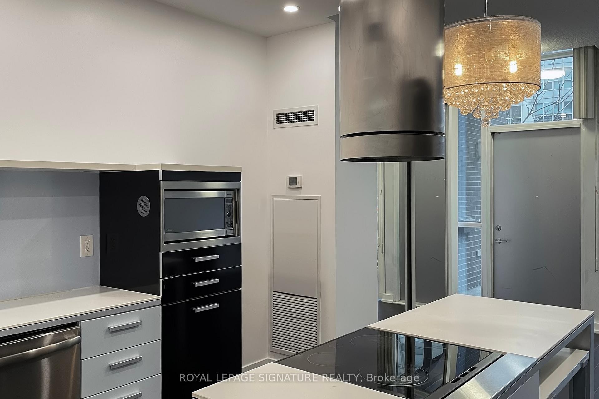 G07-38 Dan Leckie Way, Toronto, ON - Indoor Photo Showing Kitchen