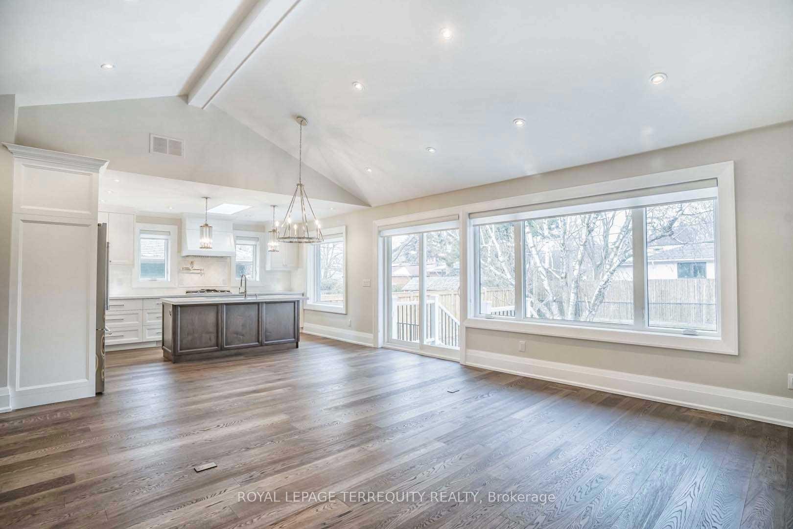 112 Prince George Drive, Toronto, ON - Indoor Photo Showing Living Room