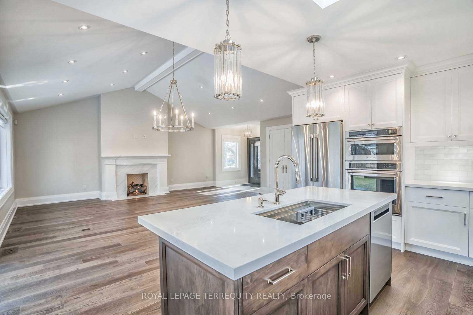 112 Prince George Drive, Toronto, ON - Indoor Photo Showing Kitchen With Upgraded Kitchen