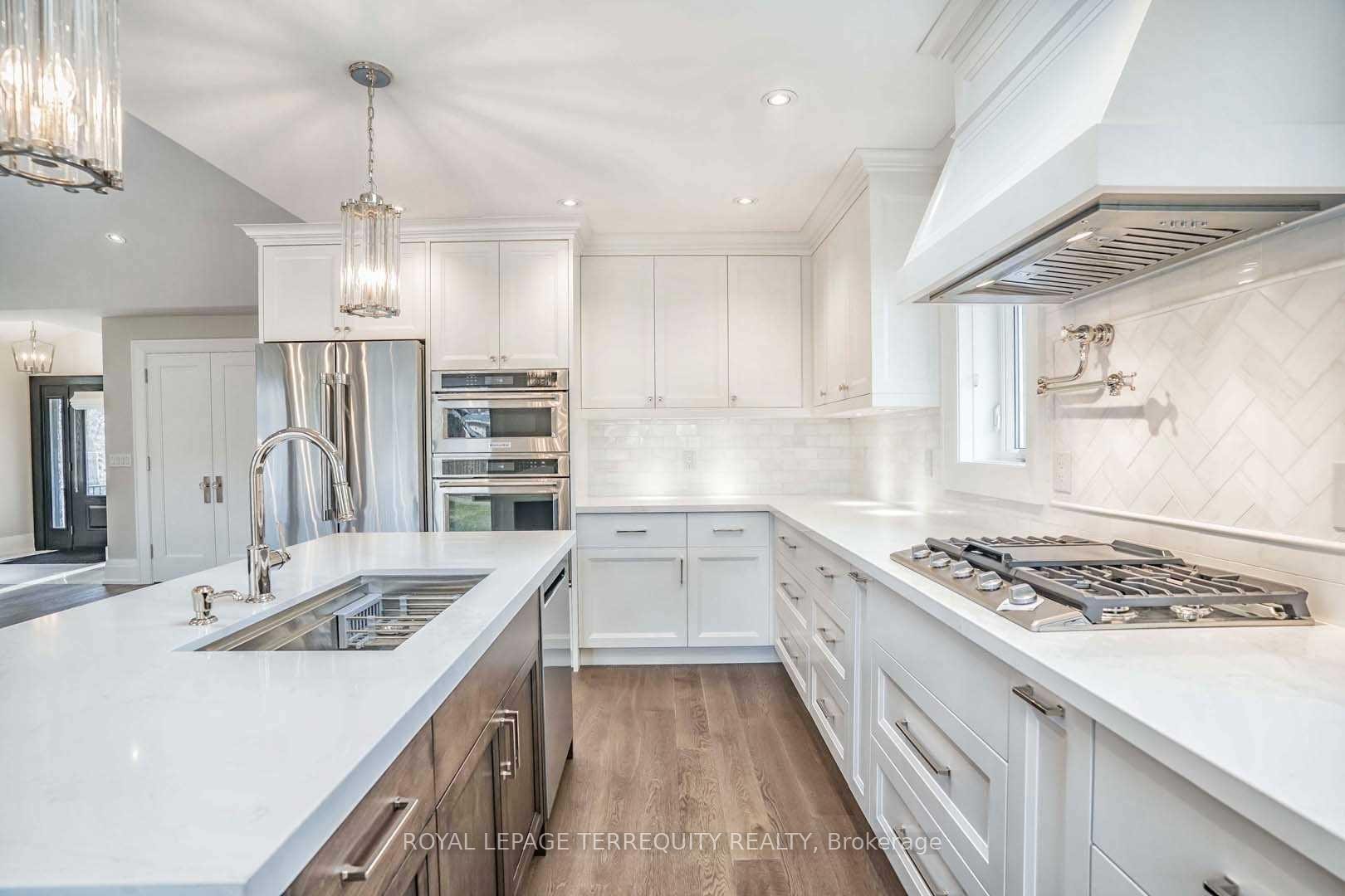 112 Prince George Drive, Toronto, ON - Indoor Photo Showing Kitchen With Upgraded Kitchen