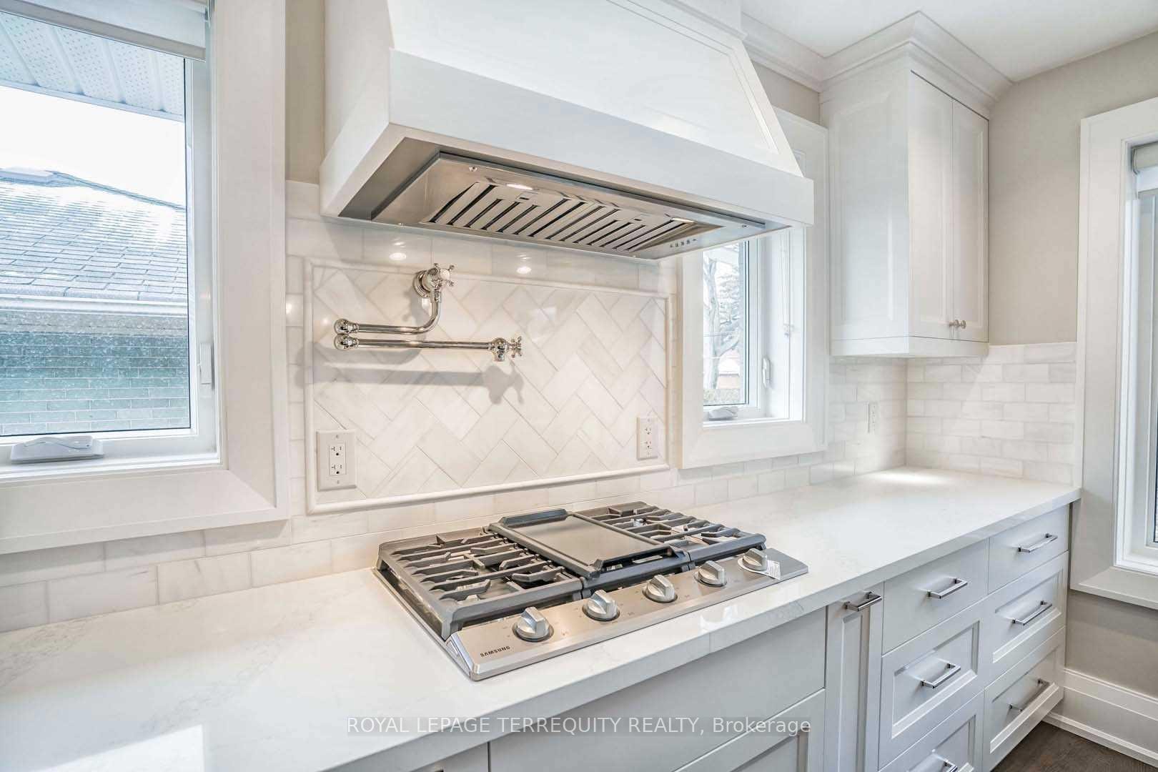 112 Prince George Drive, Toronto, ON - Indoor Photo Showing Kitchen