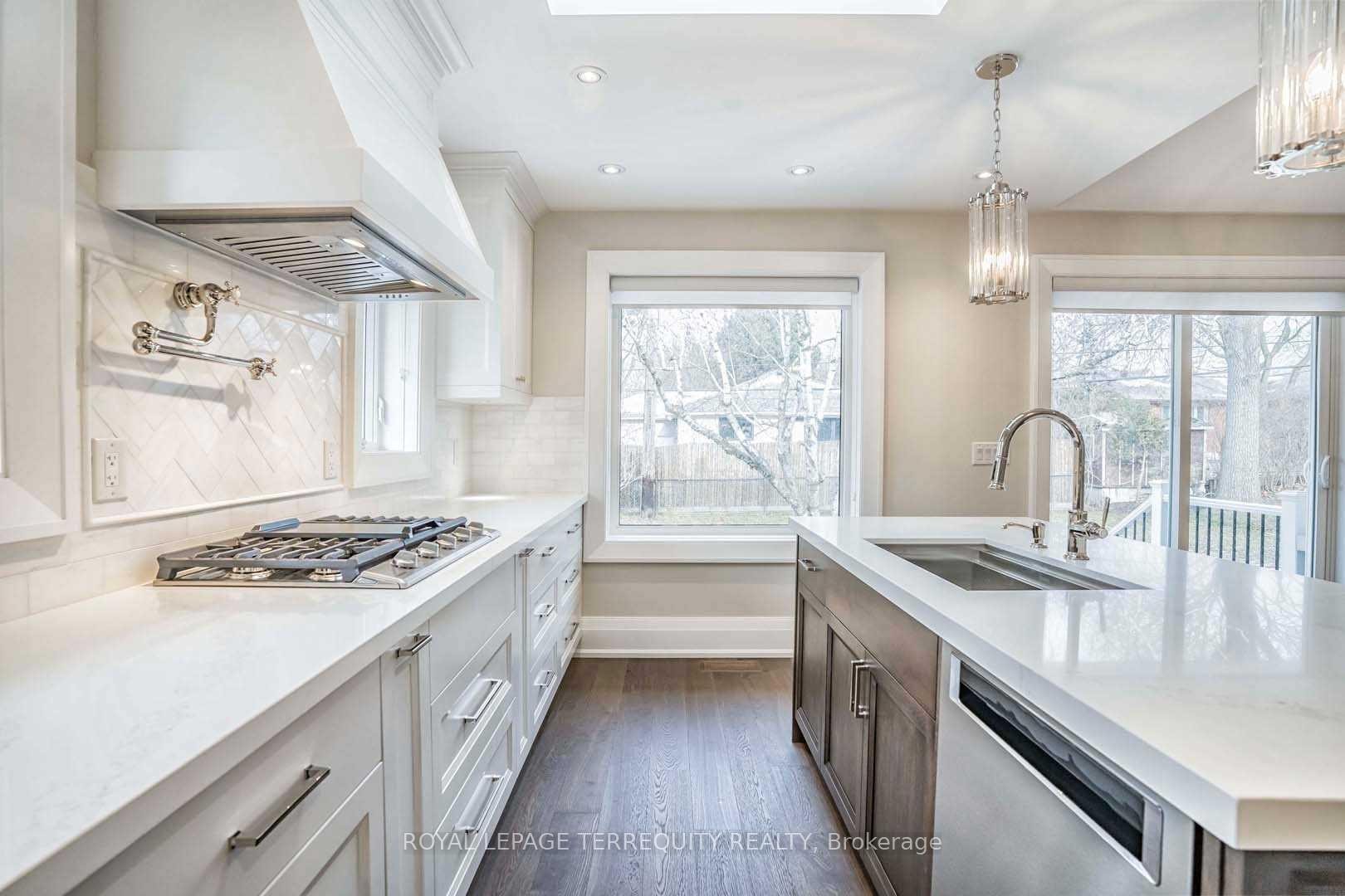 112 Prince George Drive, Toronto, ON - Indoor Photo Showing Kitchen With Upgraded Kitchen
