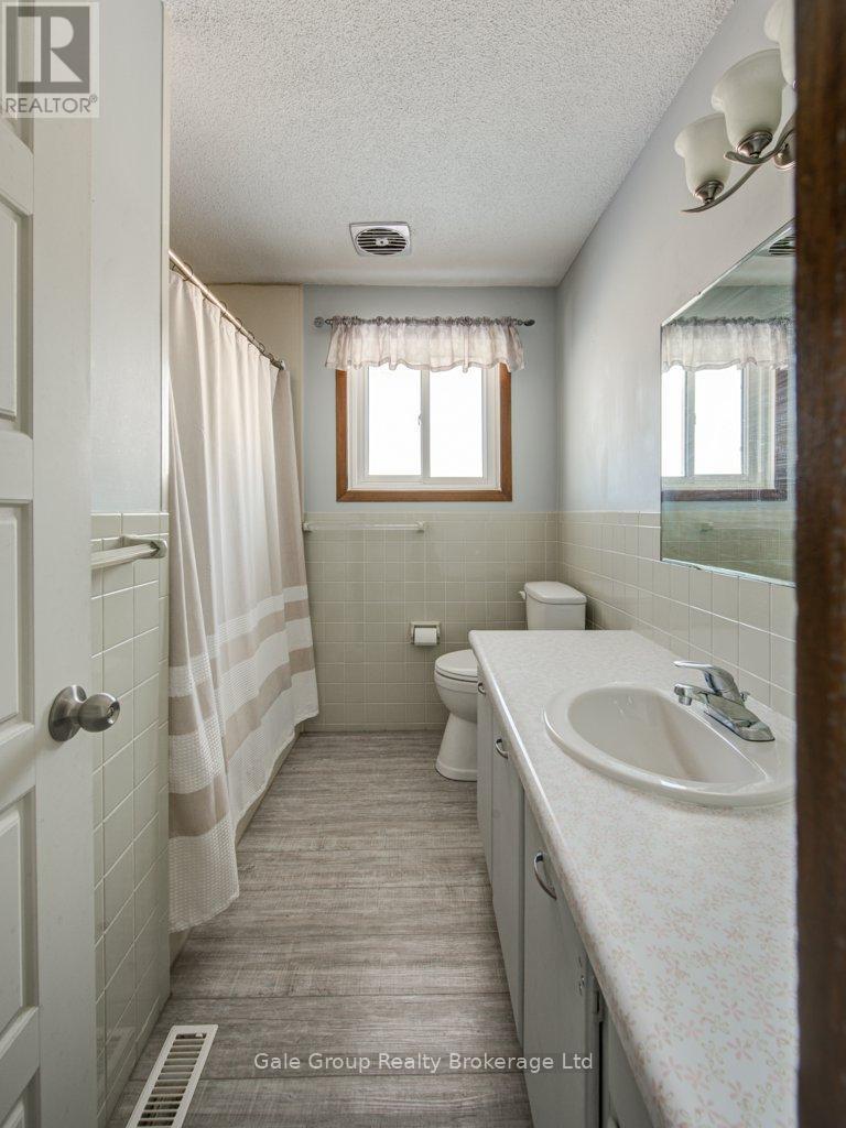 33 Princess Park Road, Ingersoll (Ingersoll - South), ON - Indoor Photo Showing Bathroom