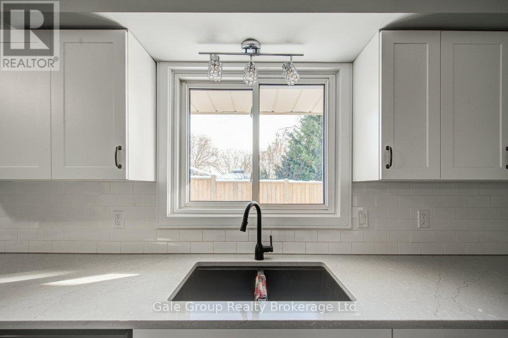 33 Princess Park Road, Ingersoll (Ingersoll - South), ON - Indoor Photo Showing Kitchen With Double Sink