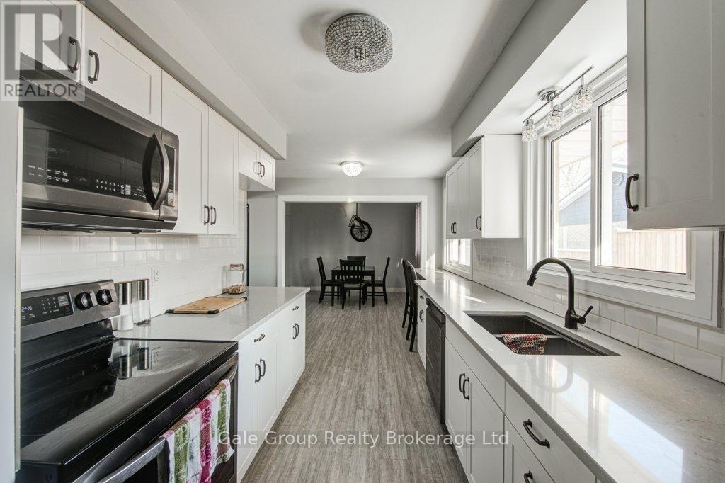 33 Princess Park Road, Ingersoll (Ingersoll - South), ON - Indoor Photo Showing Kitchen With Double Sink