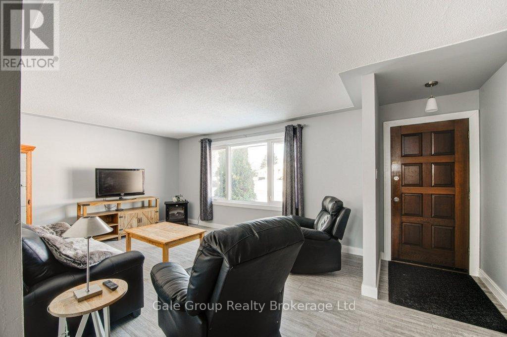 33 Princess Park Road, Ingersoll (Ingersoll - South), ON - Indoor Photo Showing Living Room
