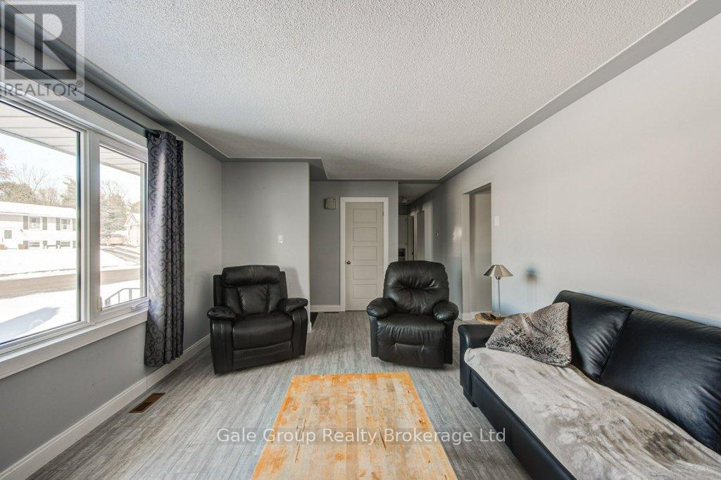 33 Princess Park Road, Ingersoll (Ingersoll - South), ON - Indoor Photo Showing Living Room