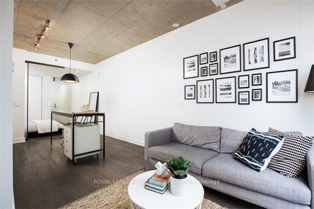 607-8 Dovercourt Road, Toronto, ON - Indoor Photo Showing Living Room