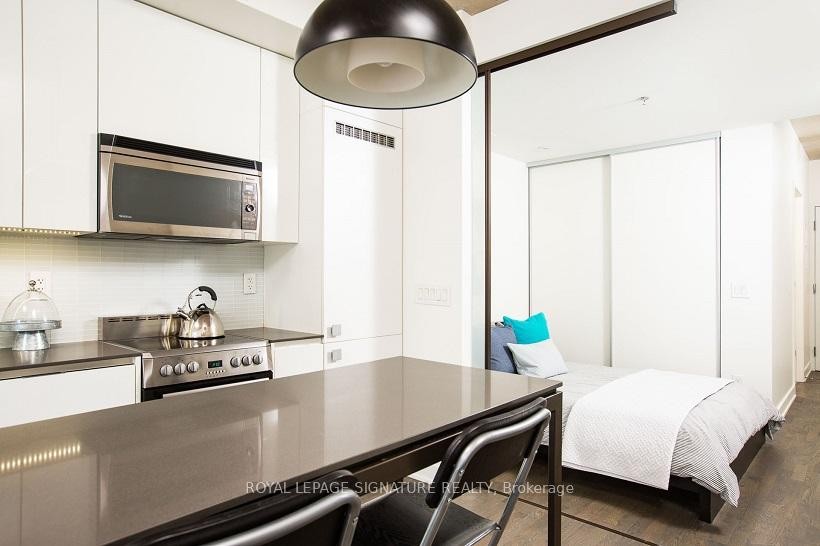 607-8 Dovercourt Road, Toronto, ON - Indoor Photo Showing Kitchen With Upgraded Kitchen