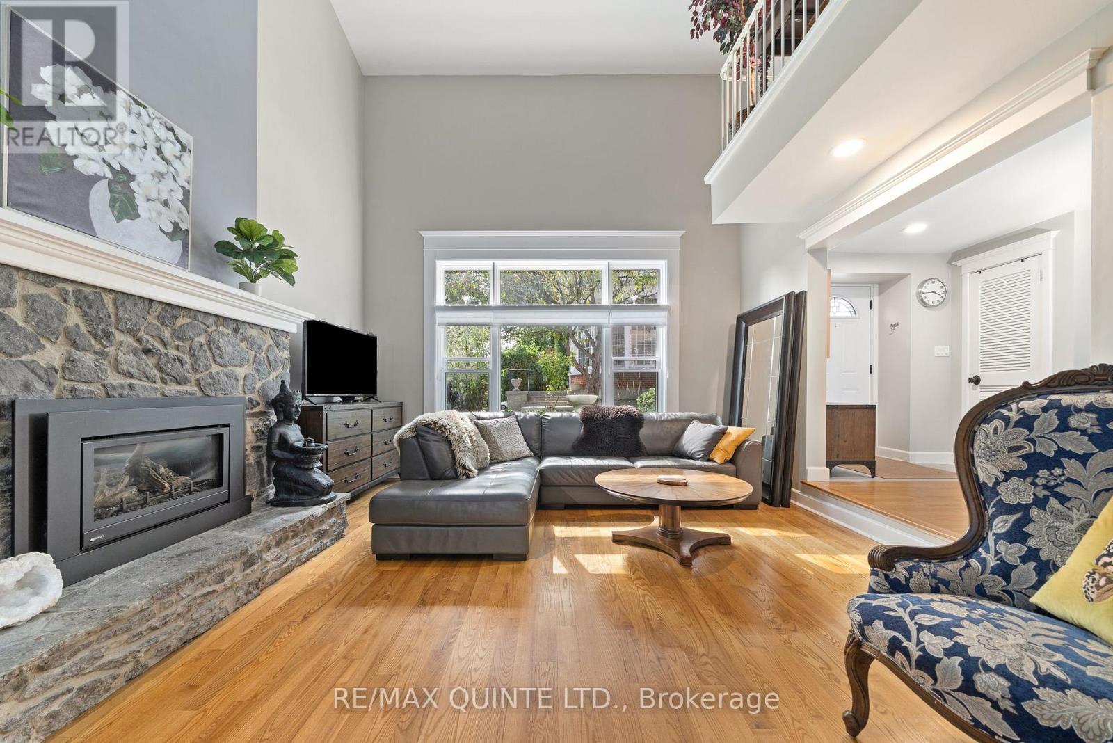 5 - 99 Bridge Street E, Belleville (Belleville Ward), ON - Indoor Photo Showing Living Room With Fireplace