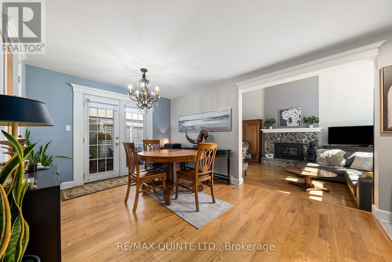 5 - 99 Bridge Street E, Belleville (Belleville Ward), ON - Indoor Photo Showing Dining Room With Fireplace